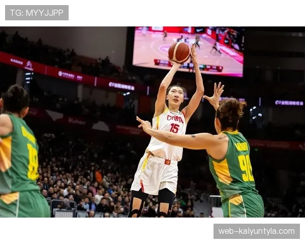 刷到韩旭训练后走出球馆，球鞋一脱高跟一上黑色豪车，反差看的我懵