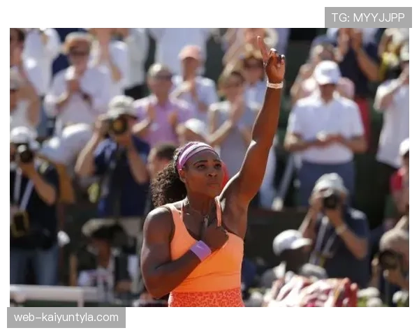 小威廉姆斯路边吃冰淇淋，手里那只限量包比我半年工资还贵，画面太违和